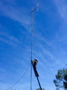 Shane Gibson Erects the new Antenna in Atherton